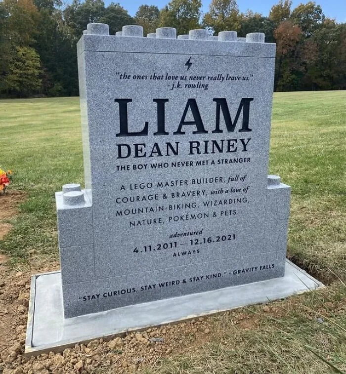 40 Times Gravestones Were So Uniquely Amazing That People Had To Share Them Online