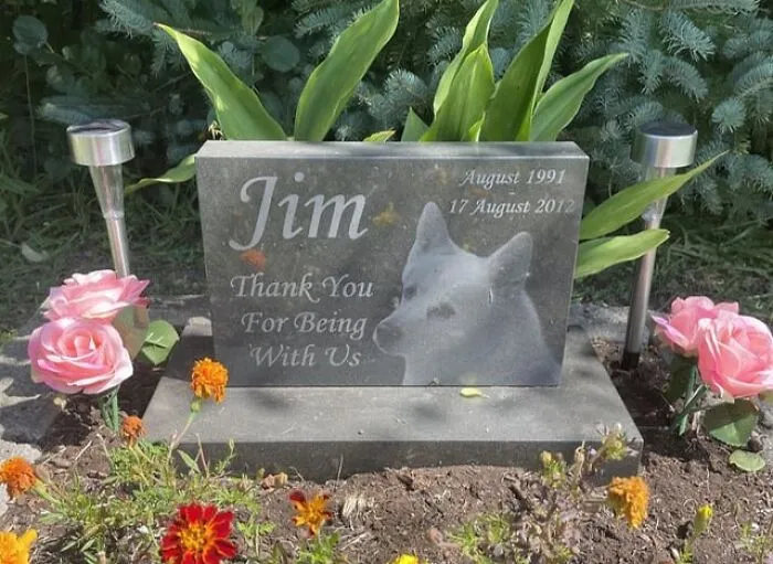 40 Times Gravestones Were So Uniquely Amazing That People Had To Share Them Online
