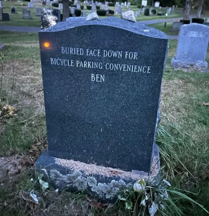40 Times Gravestones Were So Uniquely Amazing That People Had To Share Them Online