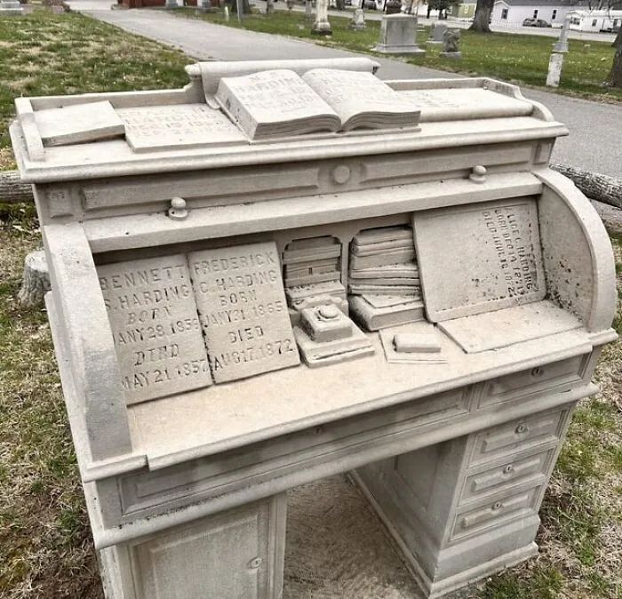 40 Times Gravestones Were So Uniquely Amazing That People Had To Share Them Online