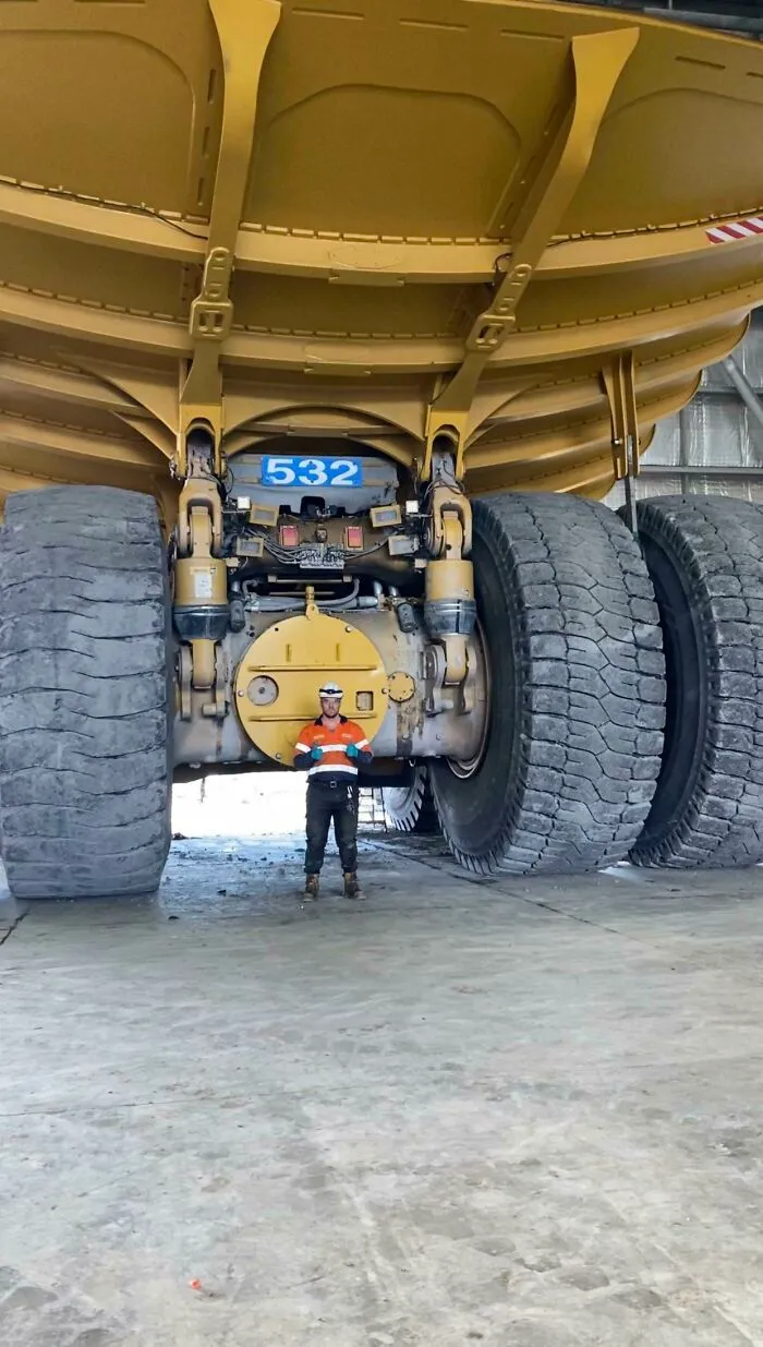 Yo junto a un Cat 797