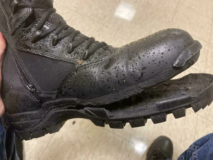 He llevado estas botas "impermeables" durante 30 minutos bajo la lluvia. Ahora tengo que volver a casa andando así