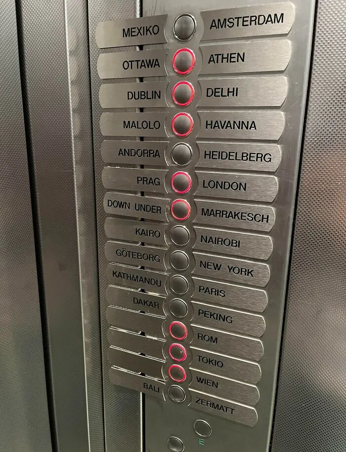 Hotel con habitaciónes con nombres de ciudades en vez de números