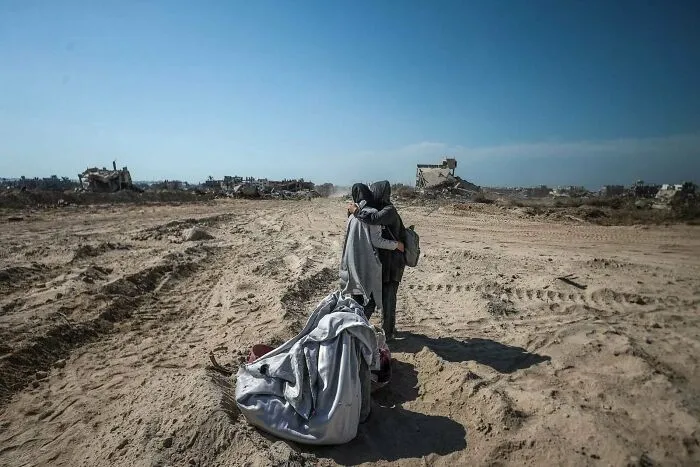 Palestinians Returning To Their Homes In Khan Yunis, Gaza After The Iof Partially Withdraw. This Was A City That Housed Approx. 400,000 People. Photo By Ali Jadallah
