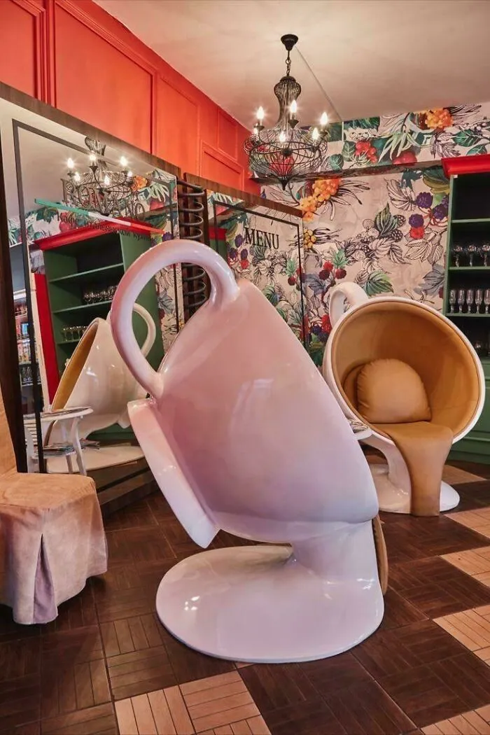 Sillones en una cafetería