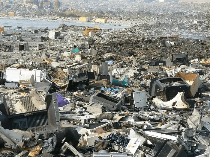Agbobloshie (Ghana) This Suburb Of Accra Is Western Europe's Preferred Dumping Ground For Electronic Waste. Population Affected: +40,000