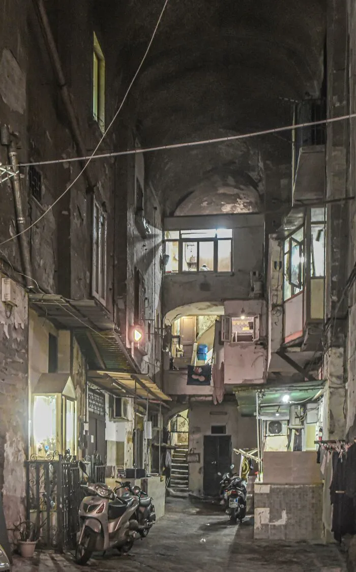 Túnel con viviendas en Nápoles