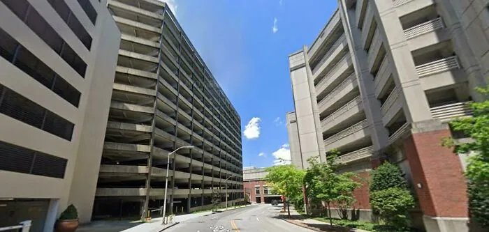 Todos estos edificios son aparcamientos. White Plains en Nueva York