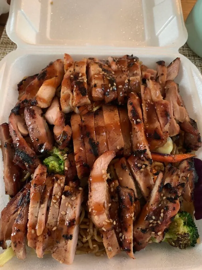 Pedí pollo extra en mi yakisoba y apenas se ven los fideos