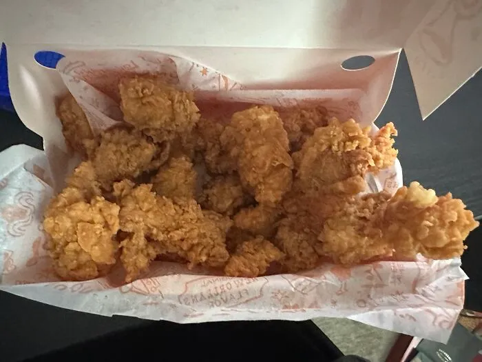 Una caja de "8" nuggets