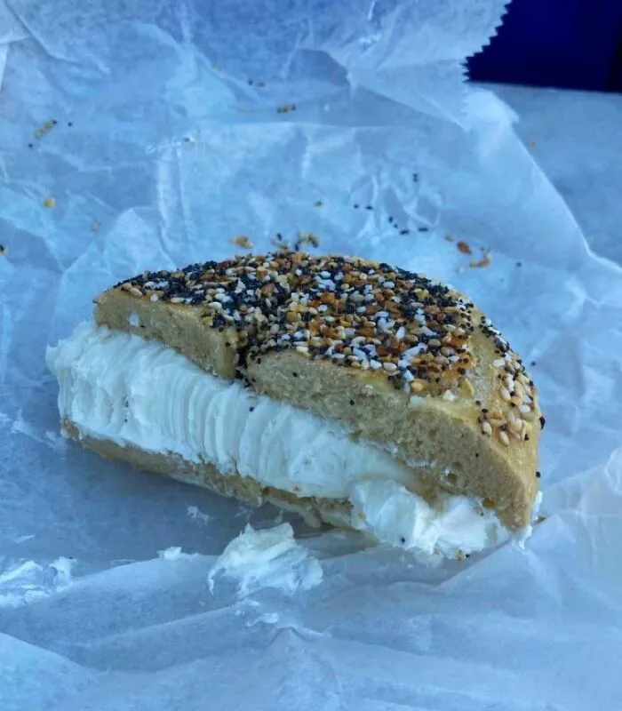 Pedí un poco de crema de queso extra en mi bagel