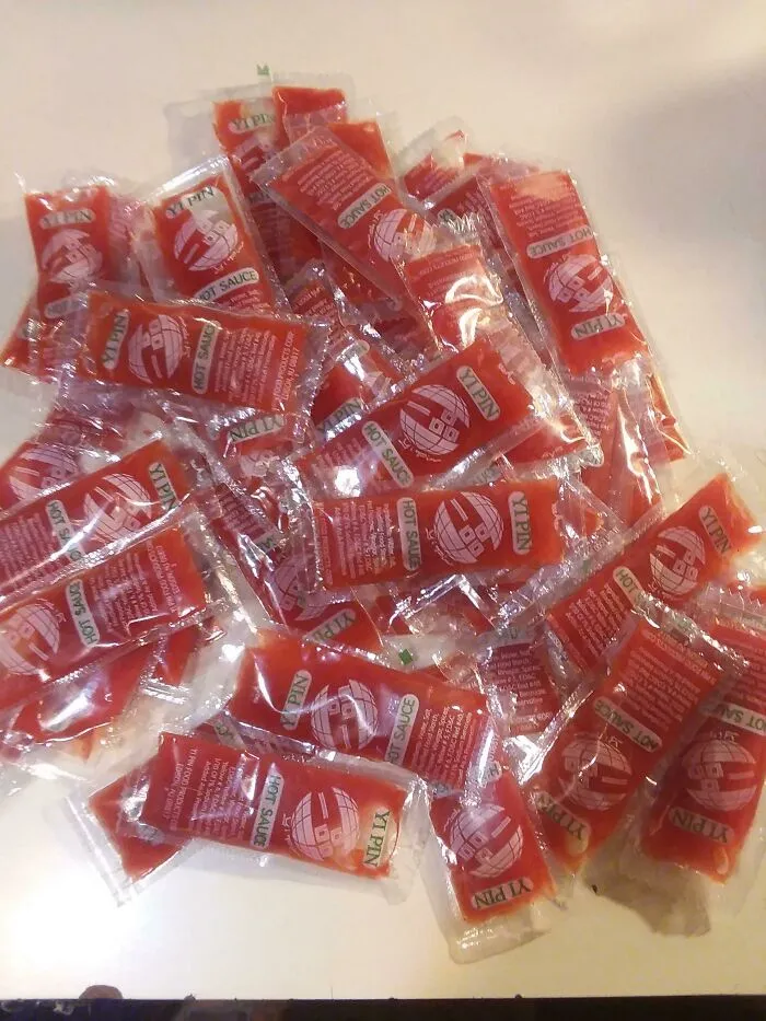 En el pedido puse "cuanta más salsa picante, mayor propina". Metieron 55 paquetitos. Les di 21$ de propina en este pedido de 21$