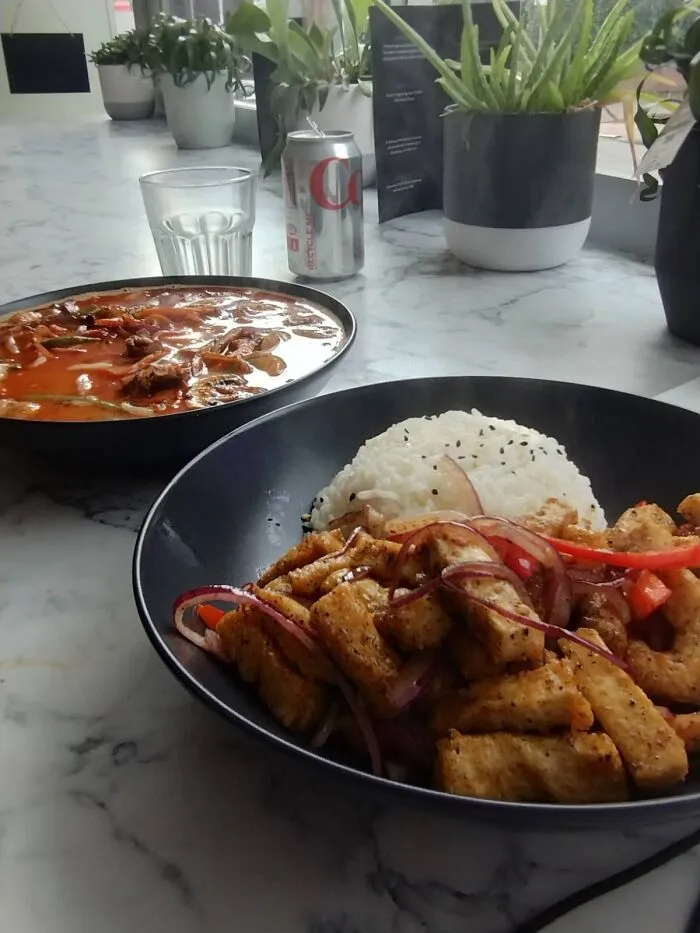 Pedí "Sopa con tofu extra" y pedí arroz blanco aparte. No me cobraron nada extra, este es el tofu "extra".