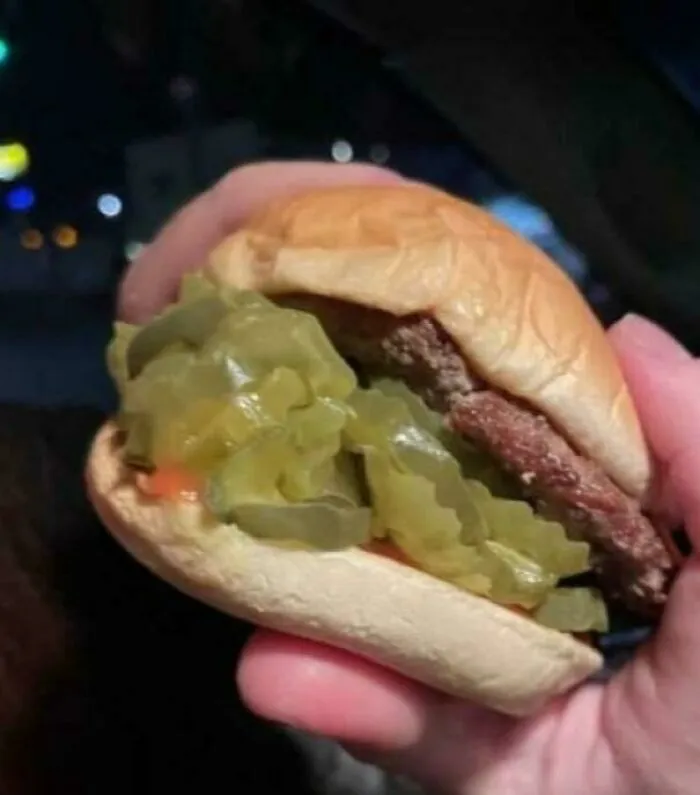 Pedí "más pepinillo que hamburguesa" y lo entendieron perfectamente
