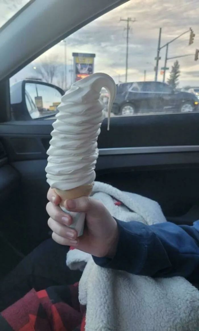 Fui a mi McDonald's local y el chico en el servicarro me preguntó cuánto helado quería, simplemente dije que sí