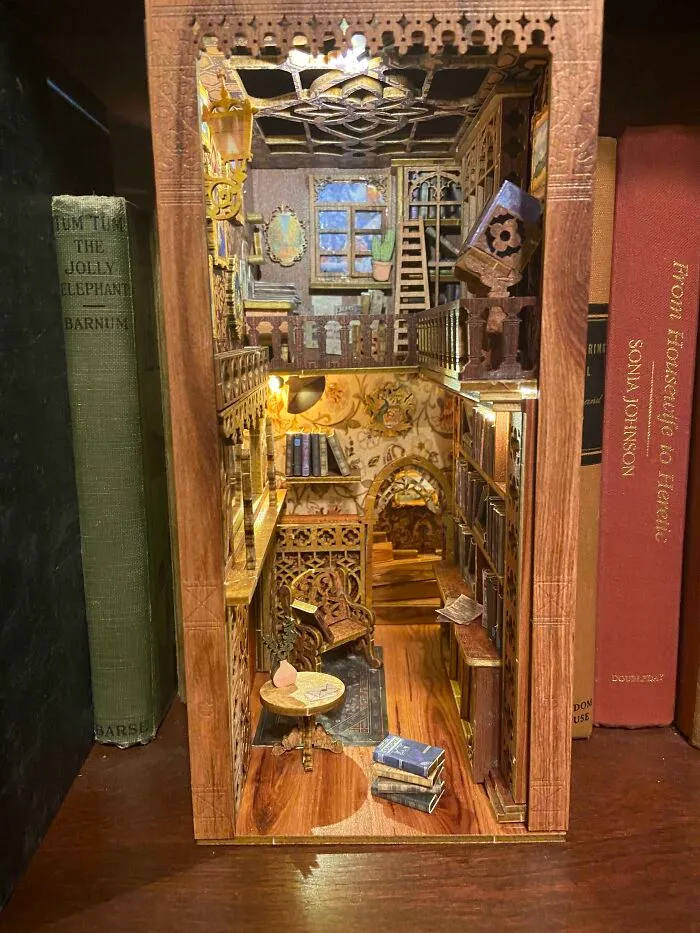 I Finished My First Book Nook!