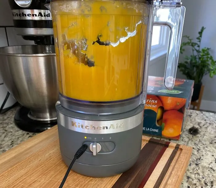 Este procesador de comida funciona con batería, pero esta solo dura 2 minutos y no se puede usar mientras carga