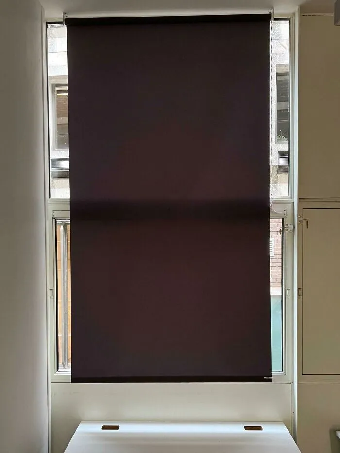 Necesitábamos persianas para una sala del trabajo que debe estar a oscuras. Nos intstalaron esto tras medir la ventana y nos aseguraron que estaría "totalmente oscuro"
