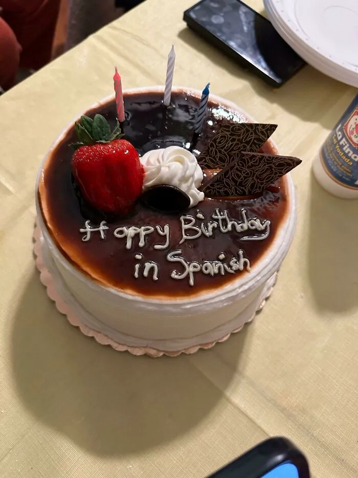 "Feliz cumpleaños en español" ¿Tú lees algo de español ahí?