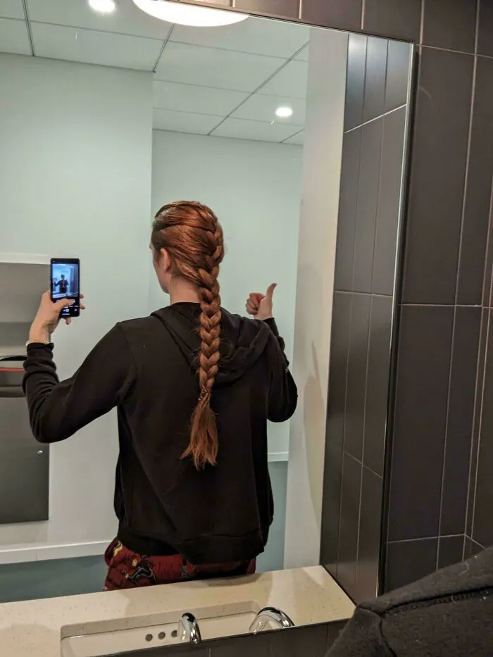 Demasiado femenino para la mayoría de los hombres, pero la trenza es la mejor manera de mantener el pelo fuera de la cara.