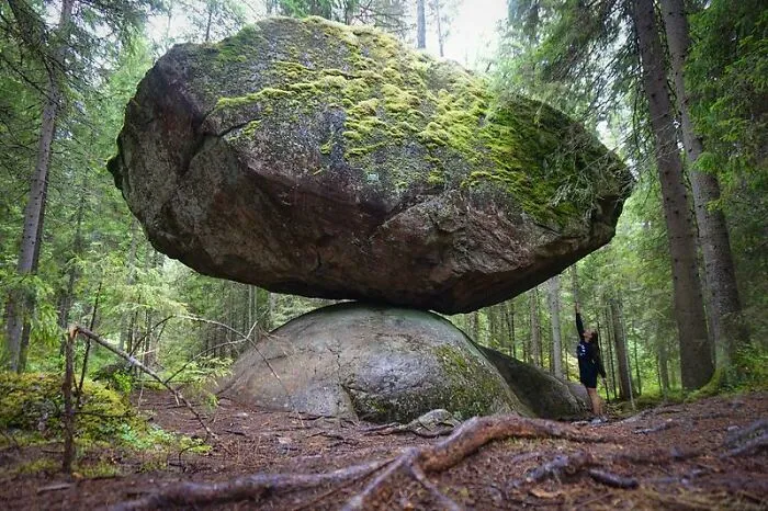 Kummakivi es una roca finlandesa de 500.000 kg que lleva 11.000 años en equilibrio sobre otra roca.