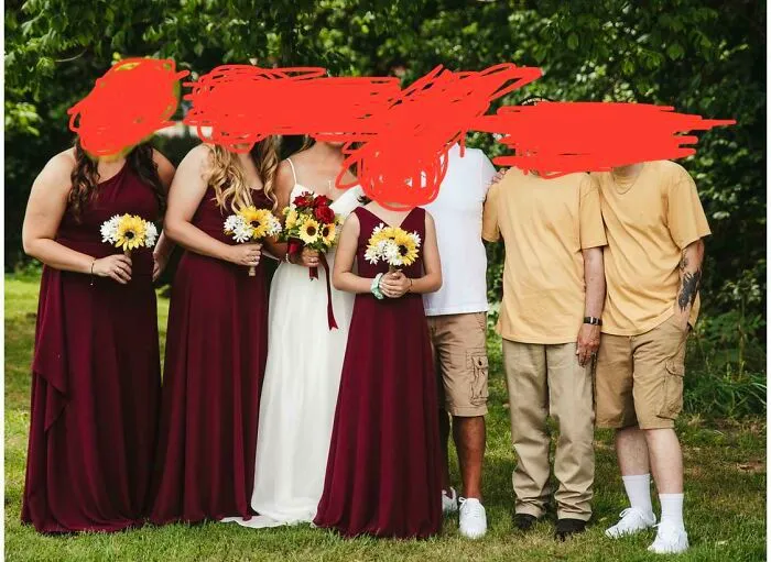 Los padrinos del novio no se preocuparon del vestuario