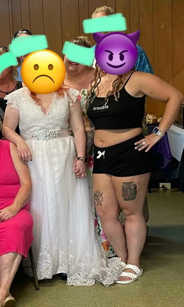 Una invitada en la recepción de mi prima se cambió de ropa en mitad de la noche y se puso esto