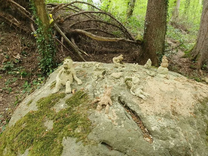 Alguien crea arte en lo profundo del bosque