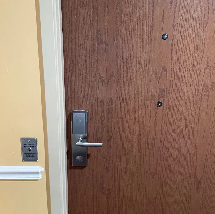 Habitación con una segunda mirilla para gente en silla de ruedas