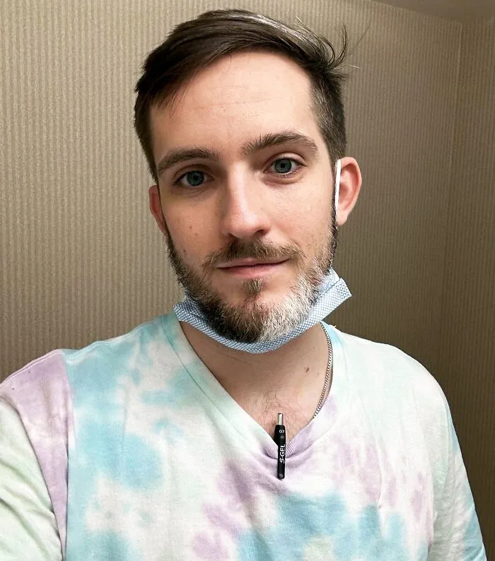 La mitad de mi barba sale blanca