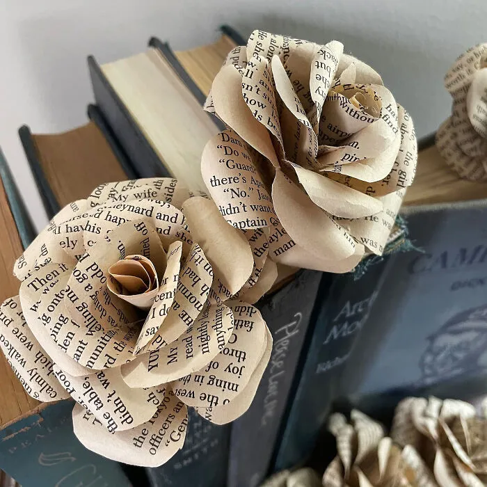 Celebrate Literature With A <span Style="Font:inherit;color:#d74b1f;"> Vintage Novel Page Flowers </Span> That Are Ideal For Gift Wrapping Or Decor!