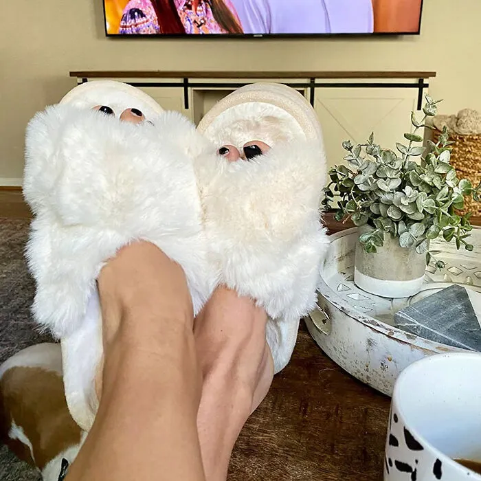 Cloud Nine For Their Feet: Because Every Bridesmaid Deserves <span Style="Font:inherit;color:#d74b1f;"> Cozy Fuzzy Slippers </Span>
