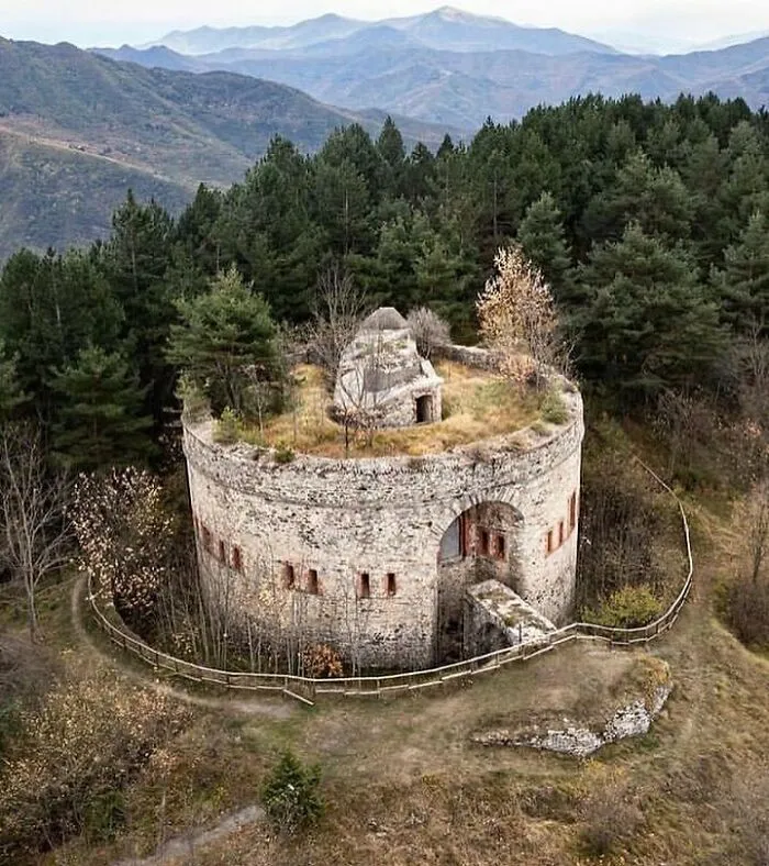 “Deserted Places”: 28 Cool And Fascinating Posts From This IG Page