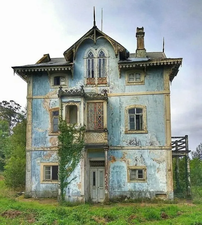“Deserted Places”: 28 Cool And Fascinating Posts From This IG Page