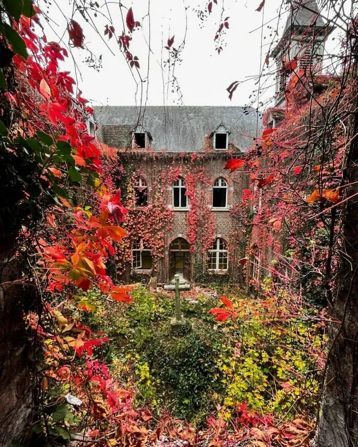 “Deserted Places”: 28 Cool And Fascinating Posts From This IG Page