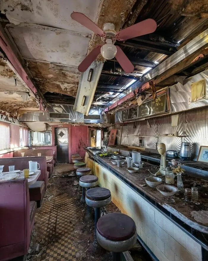 “Deserted Places”: 28 Cool And Fascinating Posts From This IG Page