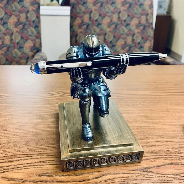 Boost Your Desk Game With The Legendary <a Style="Display:inline;" Href="Https://Www.amazon.com/Amoysanli-Executive-Decorative-Organizer-Ornament/Dp/B07pj7clvy?pd_rd_w=bxume&content-ID=amzn1.sym.751acc83-5c05-42d0-A15e-303622651e1e&pf_rd_p=751acc83-5c05-42d0-A15e-303622651e1e&pf_rd_r=ch6xpw5dnavqxwna8xqf&pd_rd_wg=eyncy&pd_rd_r=39e56555-F280-4244-9896-D991317667a6&pd_rd_i=b07pj7clvy&th=1&linkcode=ll1&tag=bplynx-20&linkid=480152c1651292510fe528ece8987eea&language=en_us&ref_=as_li_ss_tl" Target="_blank"><span Style="Font:inherit;color:#d74b1f;"> Knight Pen Holder </Span> - Your Pens Deserve A Noble Holding Place