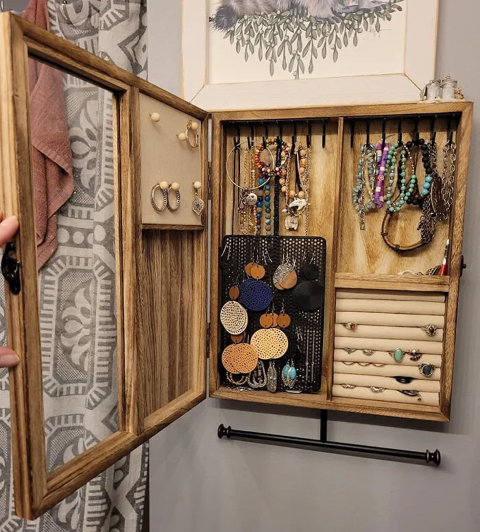 Organize Your Jewelry Collection Using A <span Style="Font:inherit;color:#d74b1f;"> Wall-Mounted Jewelry Organizer</Span> That's Tiny Enough For Those Cozy Corners
