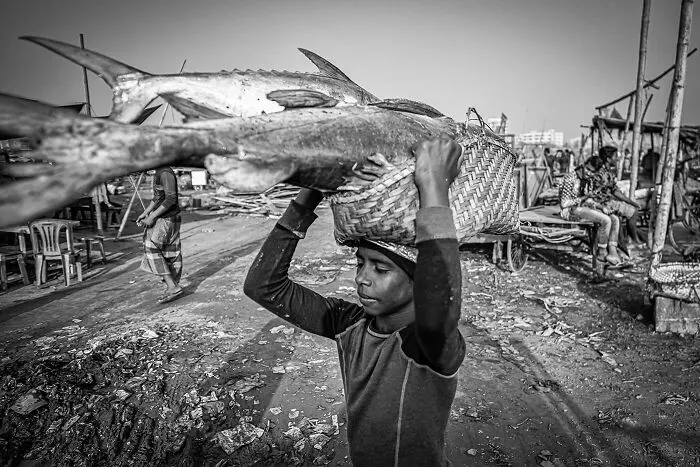 20 Poignant Images Depicting The Global Issue Of Child Labor By This Photographer