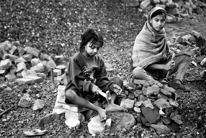 20 Poignant Images Depicting The Global Issue Of Child Labor By This Photographer