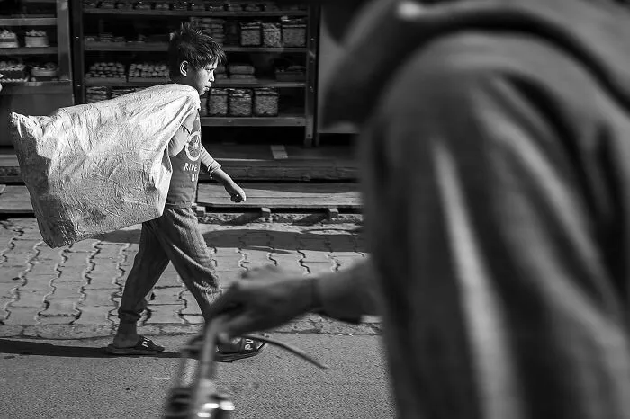 20 Poignant Images Depicting The Global Issue Of Child Labor By This Photographer