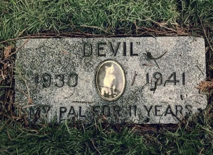 40 Times Gravestones Were So Uniquely Amazing That People Had To Share Them Online
