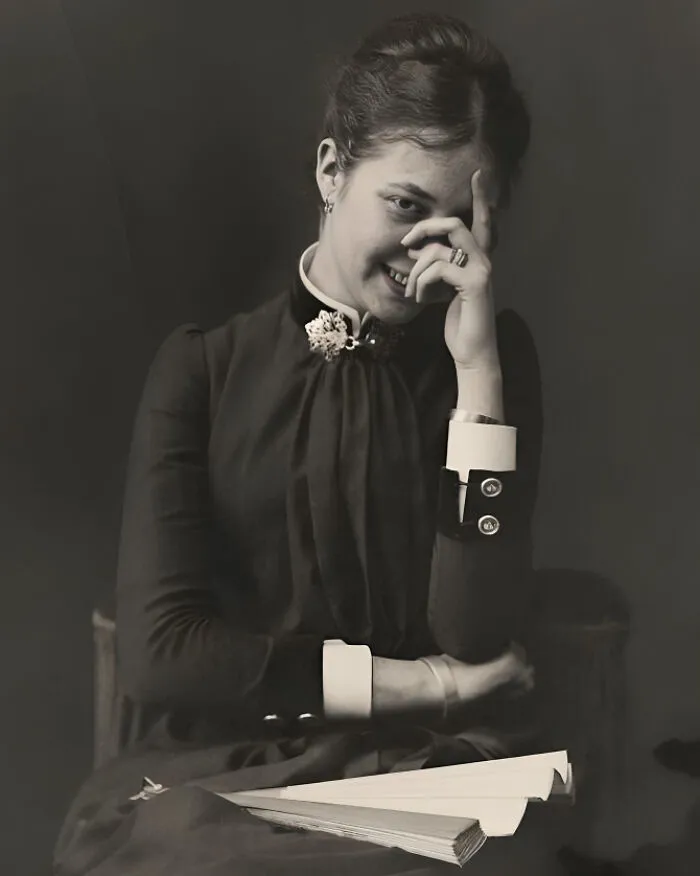 Joven tímida sonriendo a la cámara hace 143 años