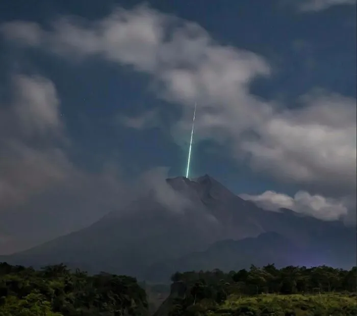 Meteorito cayendo en el volcán más activo de Indonesia, el monte Merapi
