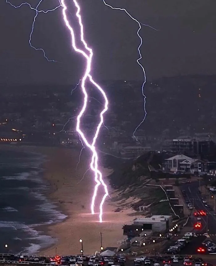 Rayos cayendo en una playa