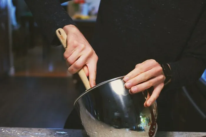 25 Hábitos que aún conservan quienes se criaron en la pobreza
