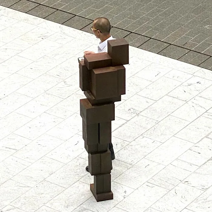 25 Funny Accidental Images That Were Taken At The Right Time And Place By This Street Photographer (New Pics)