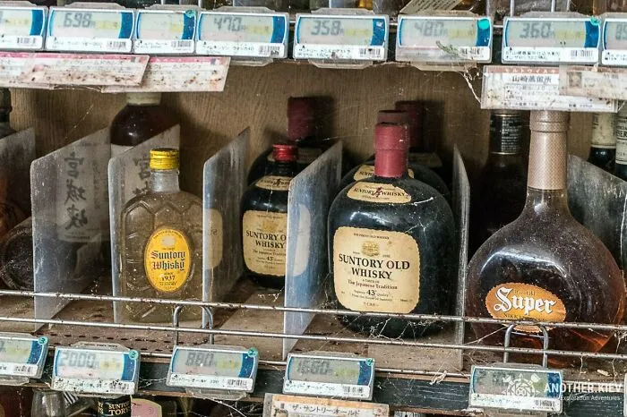 Alcohol gratis en un supermercado abandonado