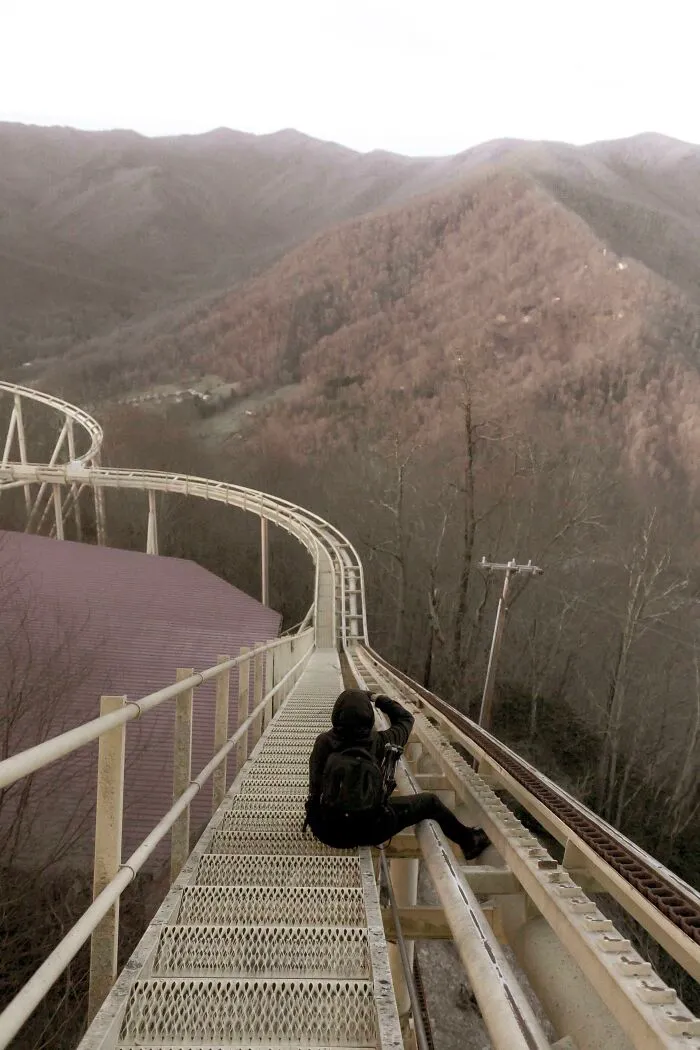 Parque de atracciones abandonado en las montañas