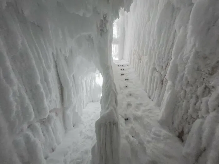 Escaleras heladas en edificios residenciales soviéticos, en una ciudad fantasma al norte del Círculo polar ártico